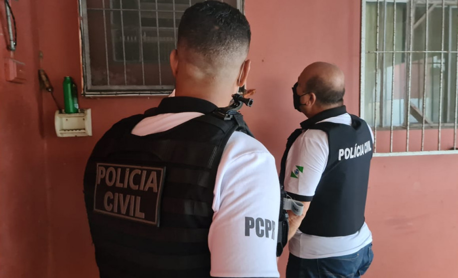 Policiais realizando operação contra receptação de produtos roubados