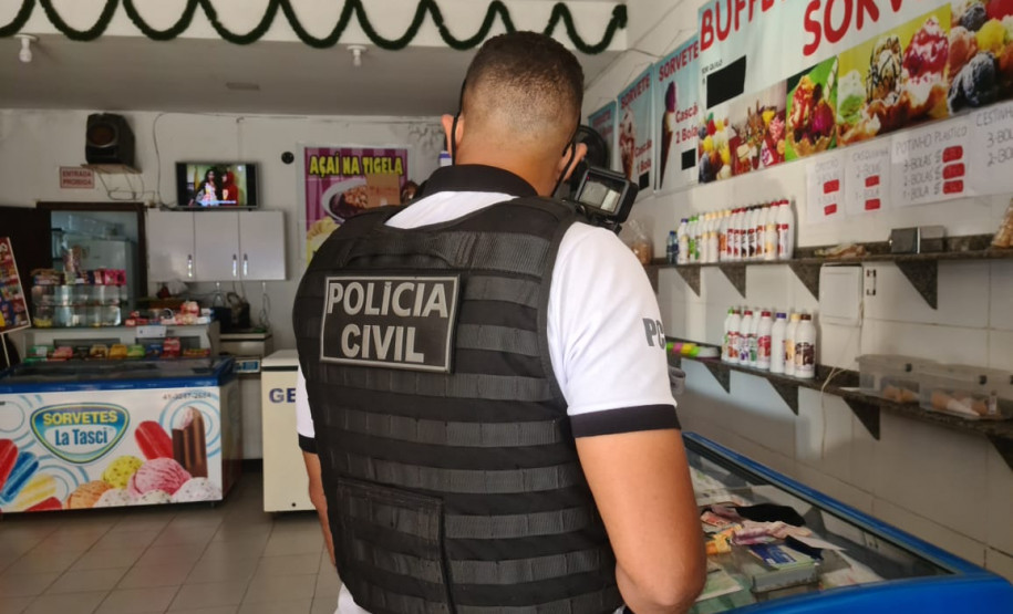Policial realizando a operação