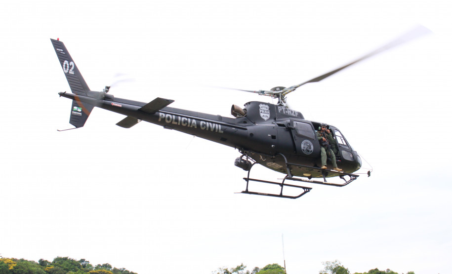 Helicóptero da polícia civil em voo