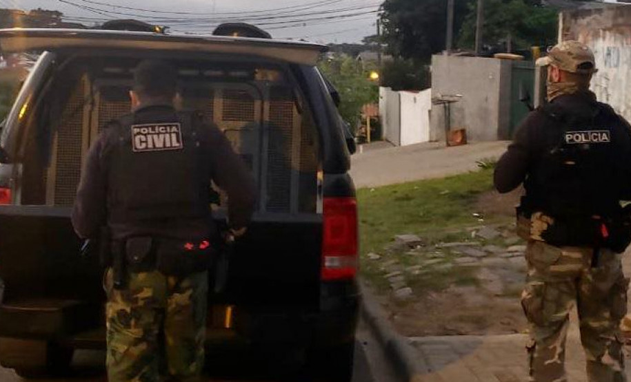 PCPR e PRF apreendem 210 mil maços de cigarros em São Pedro do Iguaçu 