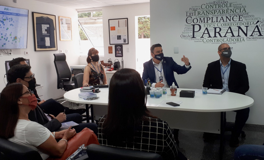 Envolvidos reunidos ao redor de uma mesa