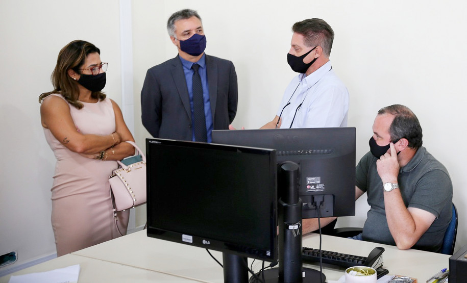 Conversa entre policiais civis e membros da comissão