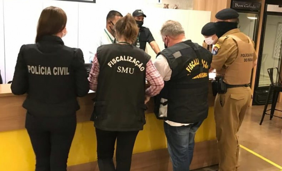 Policiais realizando o trabalho de fiscalização urbana contra Covid-19