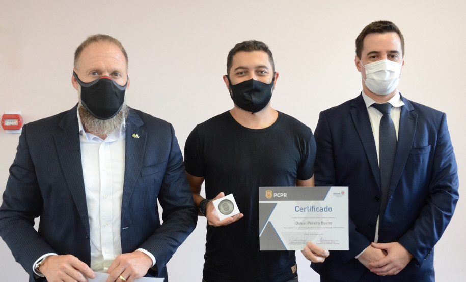 Policiais civis entregam premio a um dos ganhadores