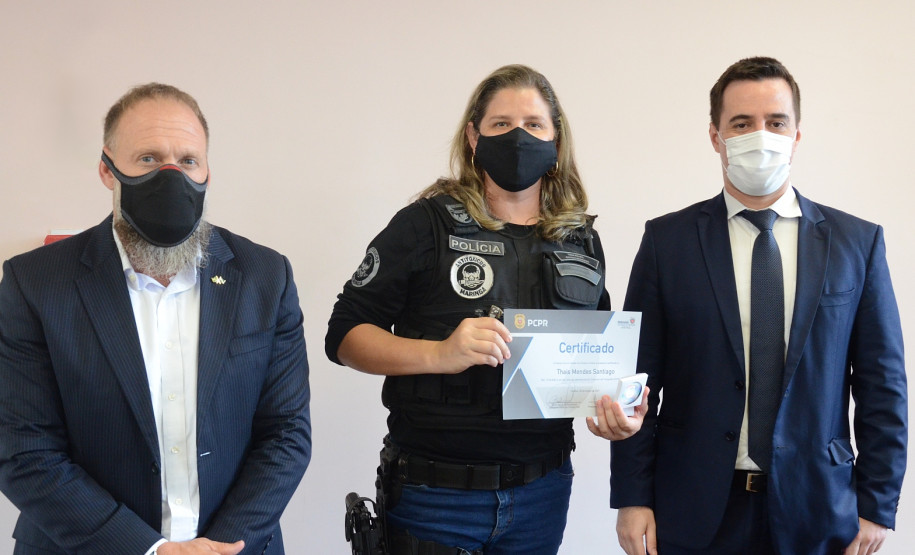 Policiais civis entregam premio a um dos ganhadores