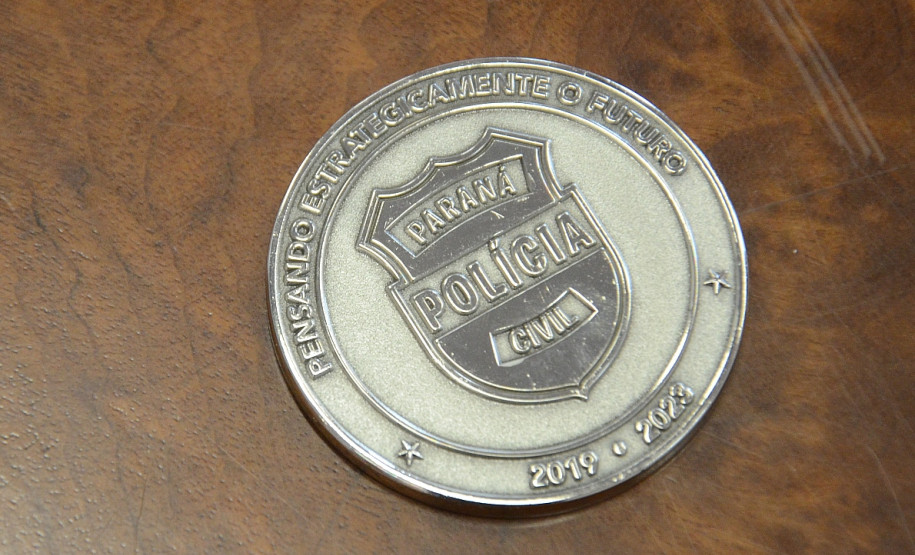 Medalha com brasão da Polícia Civil