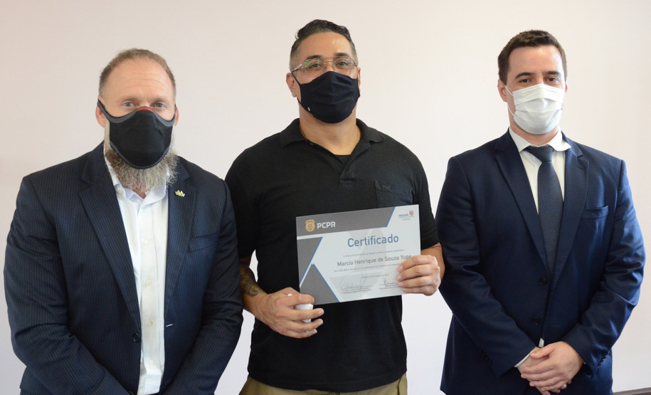 Policiais civis entregam premio a um dos ganhadores