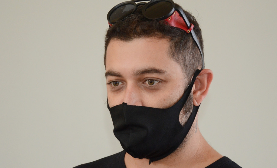 Um dos ganhadores do concurso concedendo entrevista