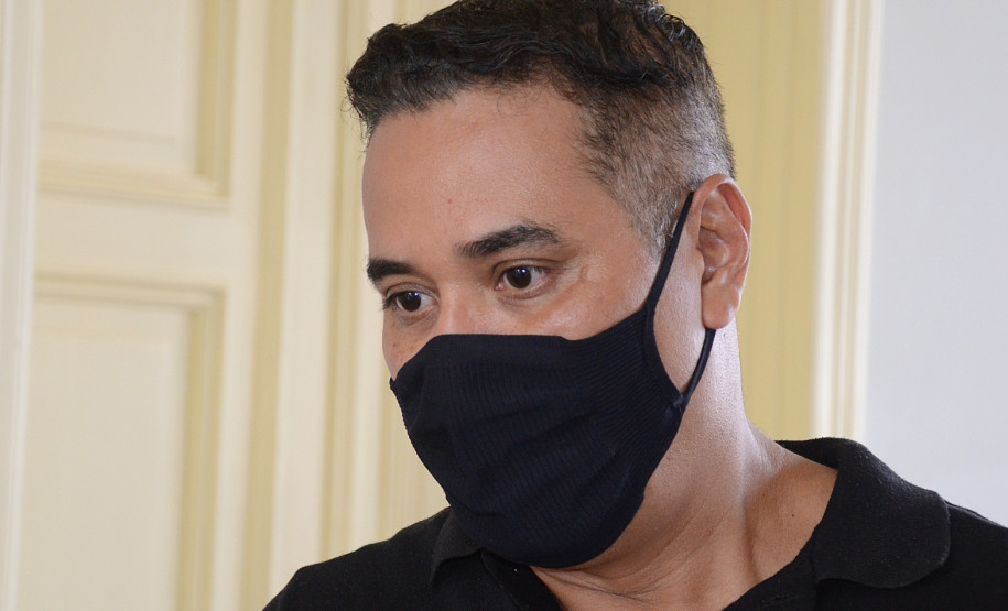 Um dos ganhadores do concurso concedendo entrevista