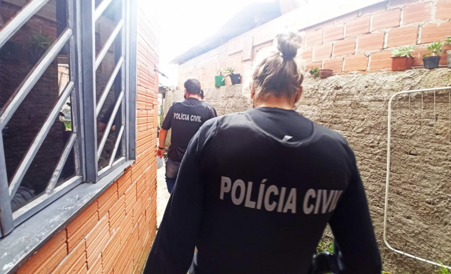Policial realizando operação