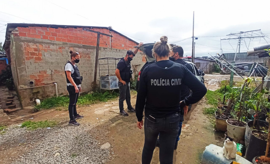 Policiais realizando operação