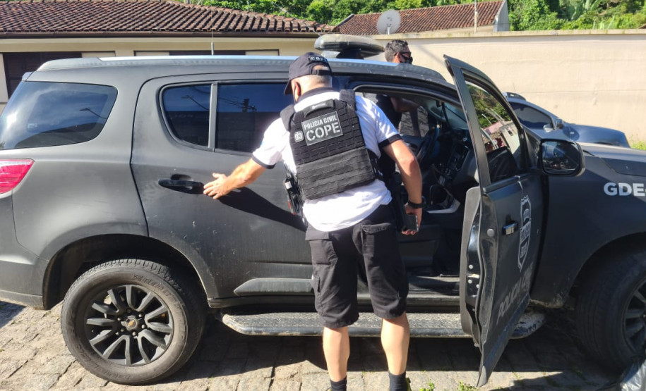 Policial com a viatura da PCPR