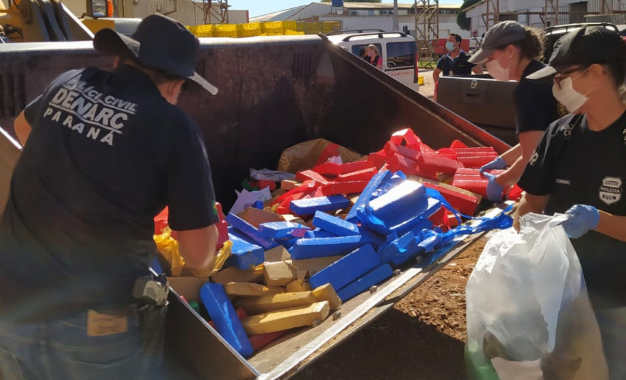 Policiais recolhendo tabletes de droga para incineração