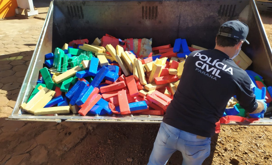 Policiais recolhendo tabletes de droga para incineração