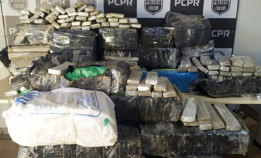Diversos pacotes de droga apreendida