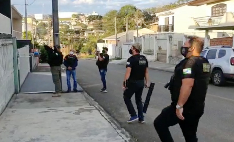 Diversos policiais civis chegando em local para busca e apreensão