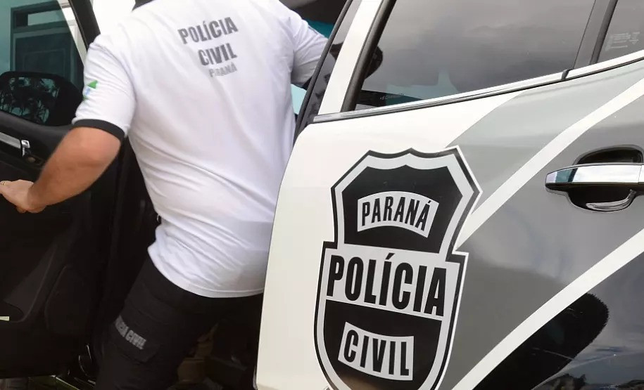 Policial civil entrando em viatura