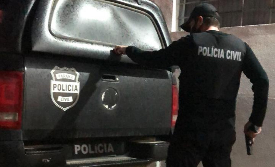 Policial civil fechando tampa do porta-malas de viatura