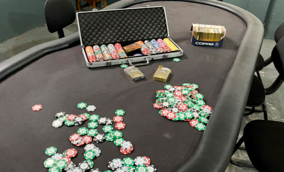 Objetos de cassino clandestino flagrado pela PCPR