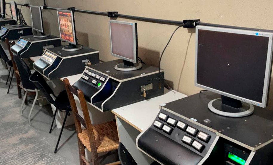 Objetos de cassino clandestino flagrado pela PCPR