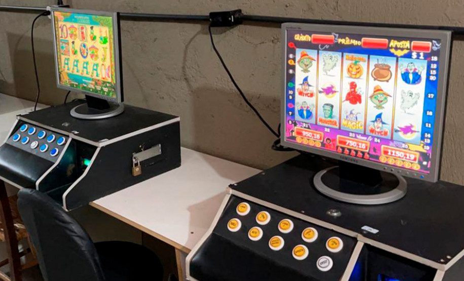 Objetos de cassino clandestino flagrado pela PCPR