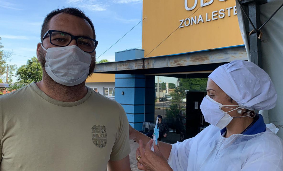 Policial civil sendo vacinado