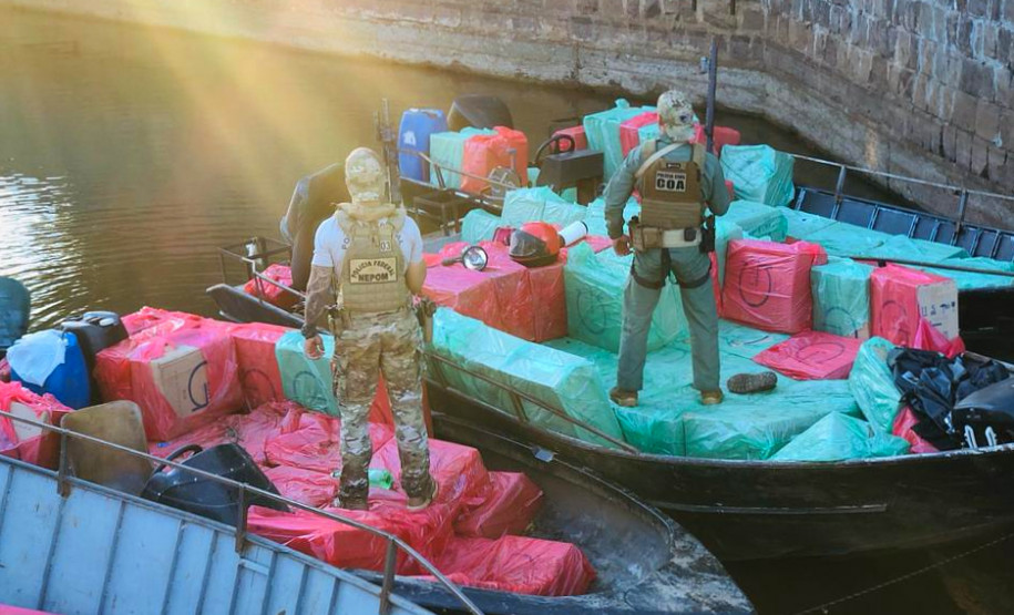 Policiais nas embarcações com contrabando