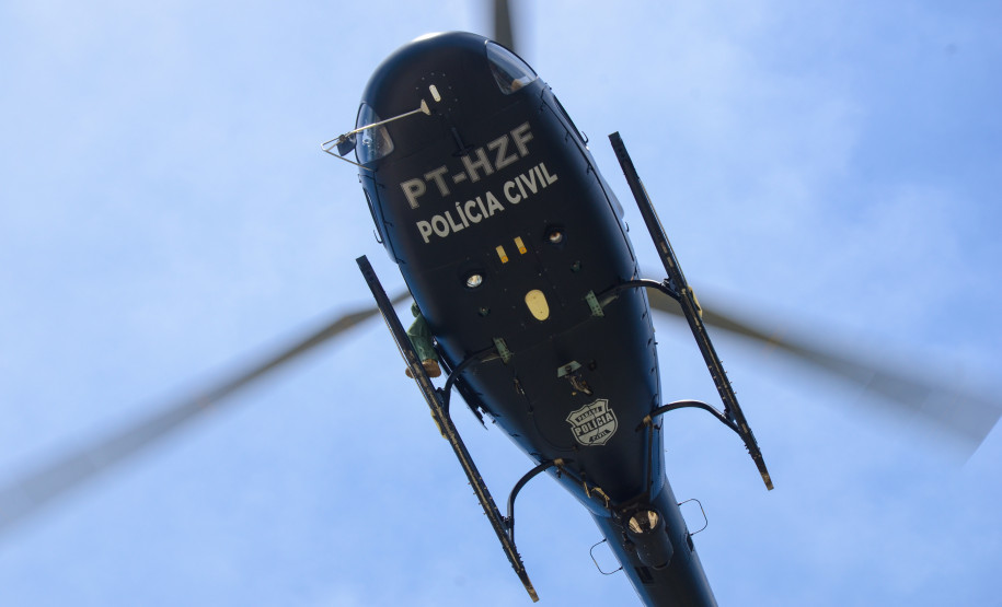 Helicóptero da polícia civil em voo