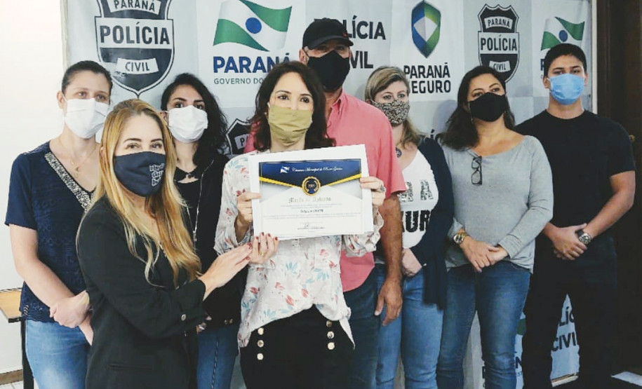 Delegada segura certificado entre demais pessoas envolvidas