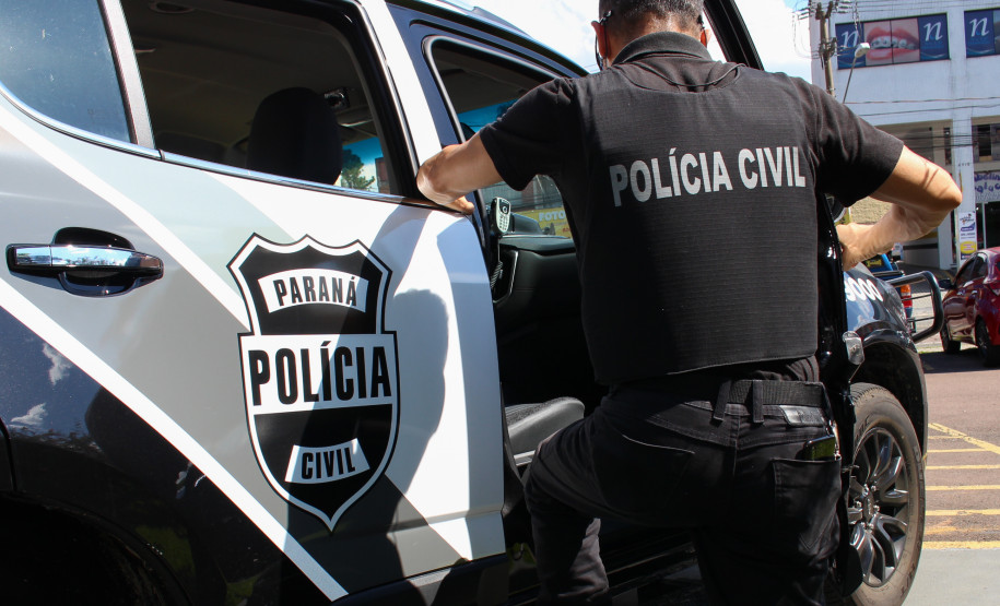 Policial civil entrando em viatura