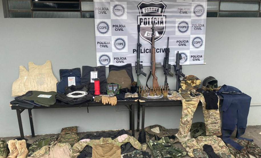 Armas, munições, explosivos e roupas táticas apreendidos em novembro de 2020