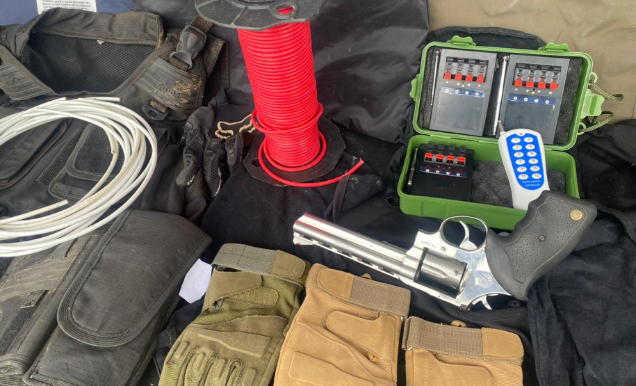 Armas, munições, explosivos e roupas táticas apreendidos em novembro de 2020