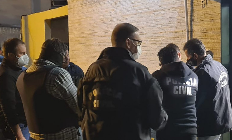 Diversos policiais civis em frente à delegacia