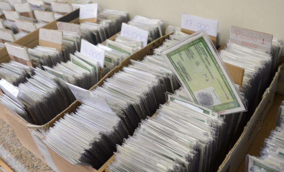Centenas de carteiras de identidade organizadas em caixas