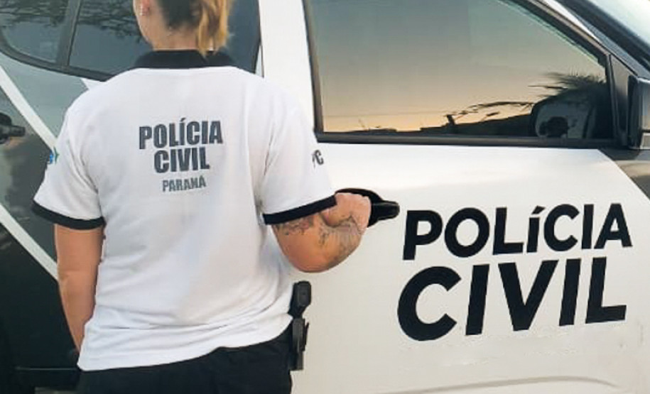 Policial civil abrindo porta de viatura