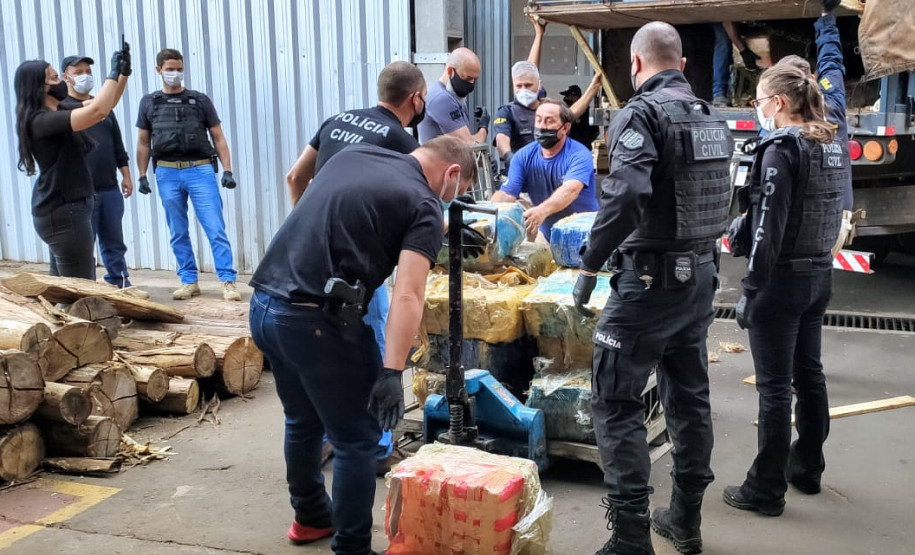 Diversos policiais transportando as drogas
