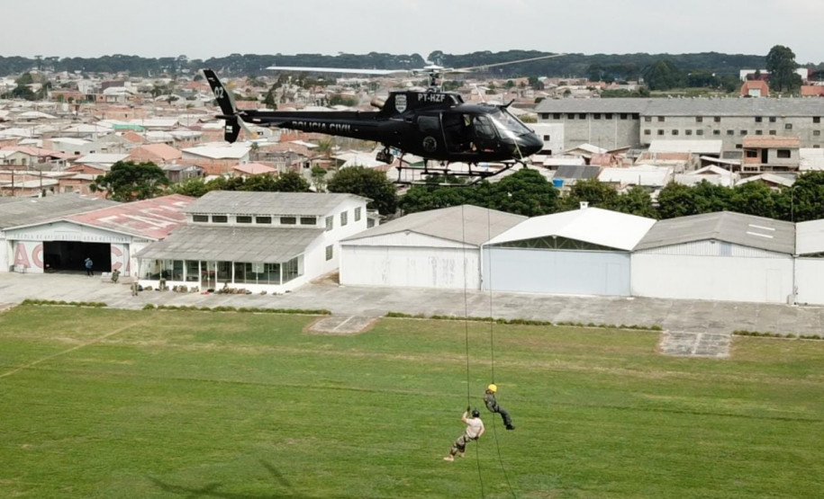Participantes descendo de rapel do helicóptero
