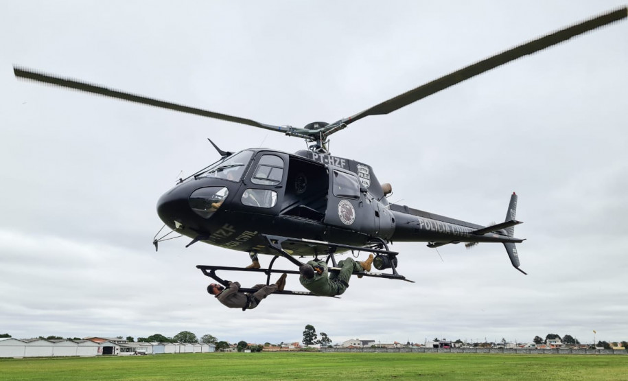 Participantes em treinamento no helicóptero