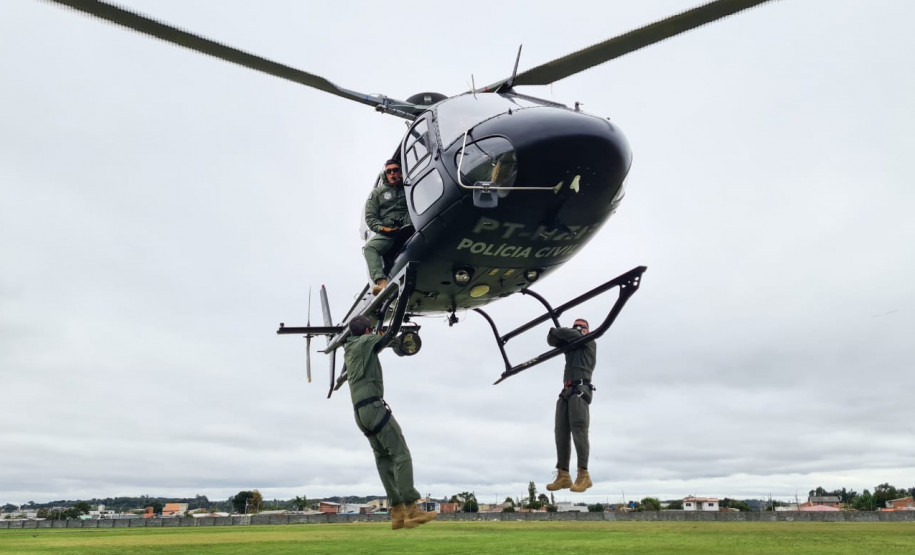Participantes em treinamento no helicóptero