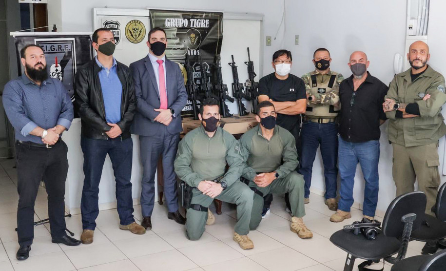 Policiais do Tigre e demais envolvidos na entrega das armas