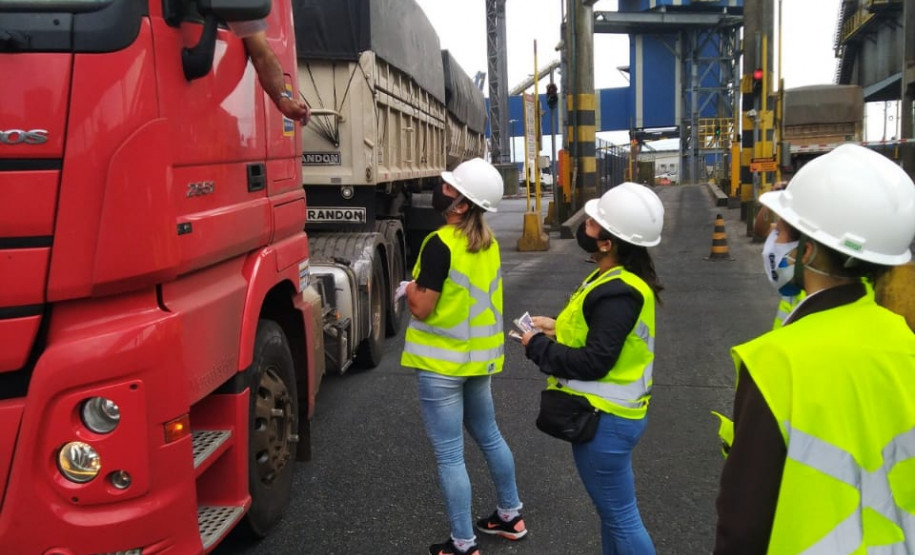 Entrega de material a caminhoneiro