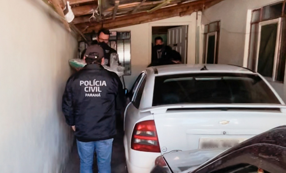 Policiais civis retirando material do local