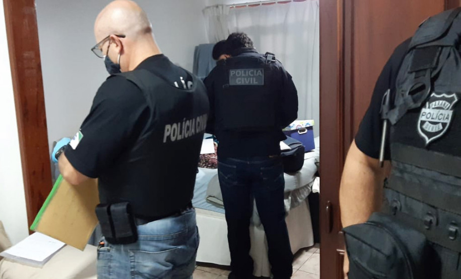 Policiais civis verificando local