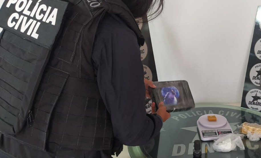 Policial civil observa material apreendido