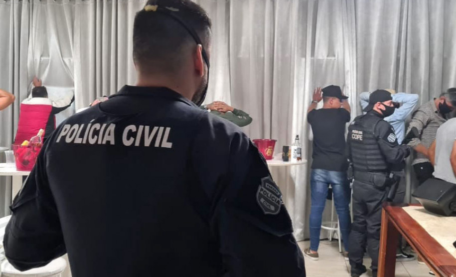 Polícia Civil prende 11 pessoas e dispersa festa clandestina em Colombo