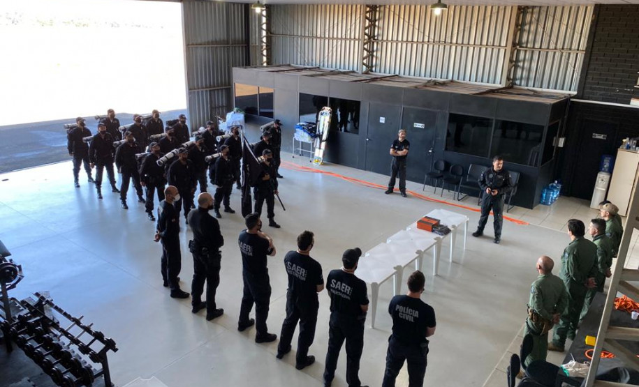 Servidores aparecem em foto durante curso de formação