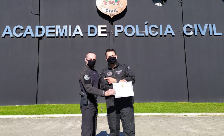 Policial civil paranaense se forma como operador aerotático em SC