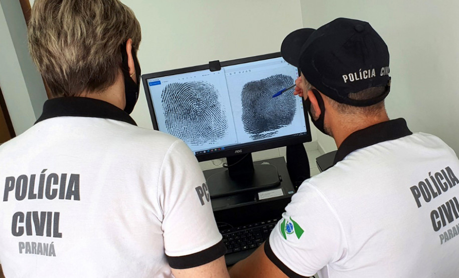 Policiais periciam digitais em tela do computador