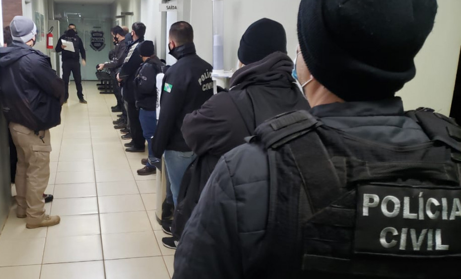 Diversos policiais civis recebendo instruções para cumprir operação