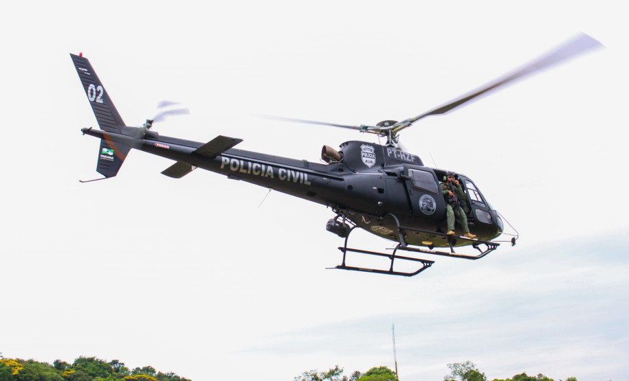 Helicóptero da polícia civil em voo